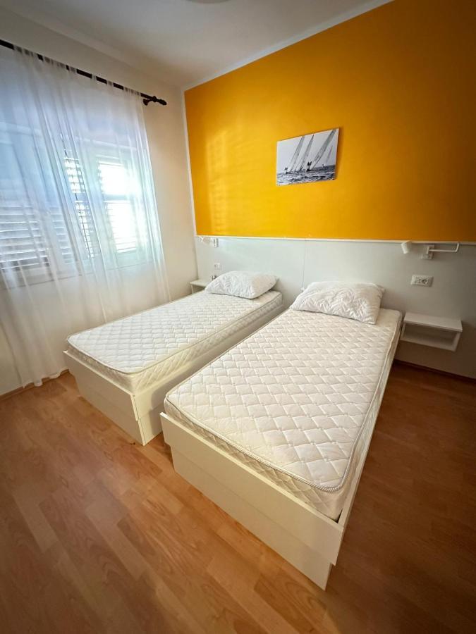 Apartments With A Parking Space 말리로시니 외부 사진