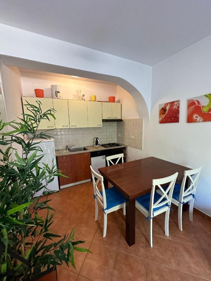 Apartments With A Parking Space 말리로시니 외부 사진